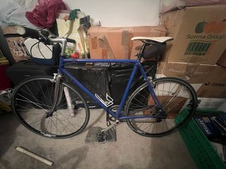 Bicicleta azul de carretera fixie