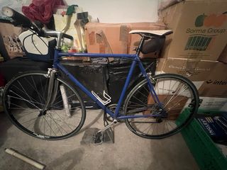 Bicicleta azul de carretera fixie