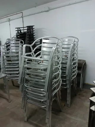 Sillas metálicas apilables