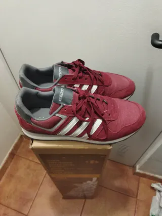 Zapatillas Adidas rojas y blancas