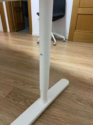 Mesa de despacho moderna negra, regulable en altur