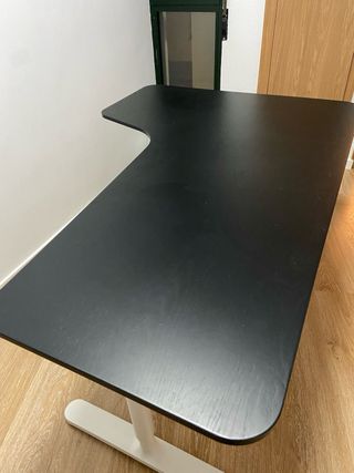 Mesa de despacho moderna negra, regulable en altur