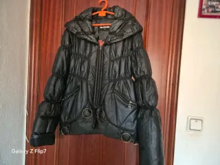 Cazadora de plumas negra