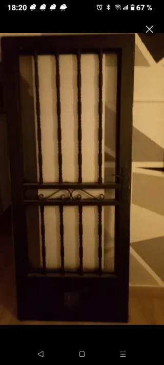 Puerta de hierro con barrotes