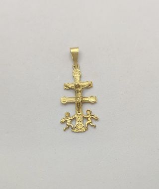 Cruz Caravaca de oro de 18k, 2.33 g.