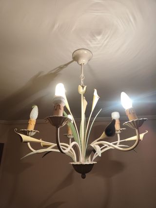 Lámpara de techo con motivos florales.