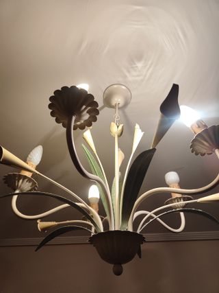 Lámpara de techo con motivos florales.