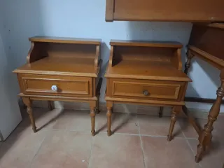 Mesitas de noche y cabecero de madera
