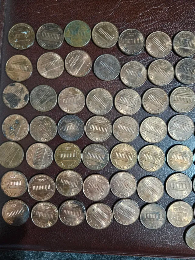 Lote 73 de monedas antiguas de América