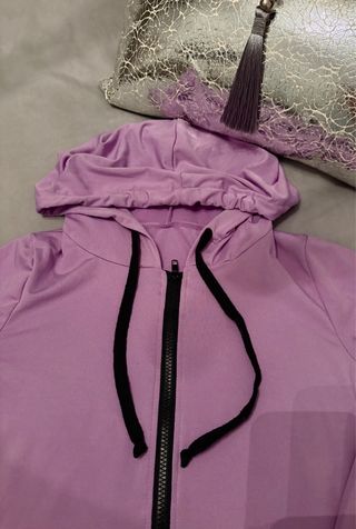 Mono con capucha morado , con bolsillos .