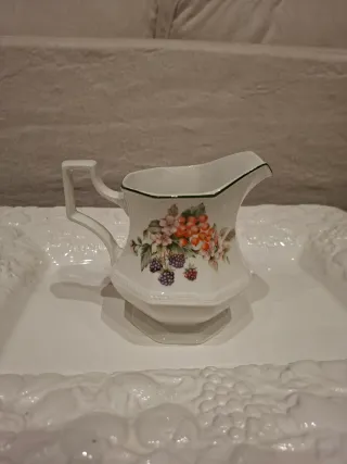 Lattiera vintage con fiori e frutti