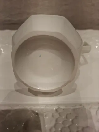 Lattiera vintage con fiori e frutti