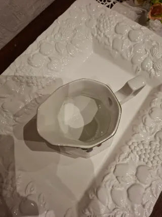 Lattiera vintage con fiori e frutti