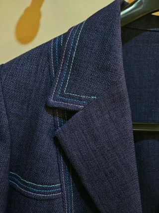 Americana azul con pespuntes