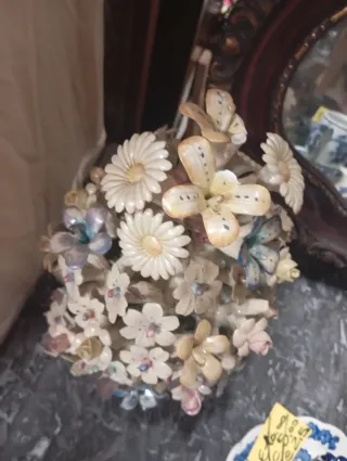 Soprammobile floreale in ceramica