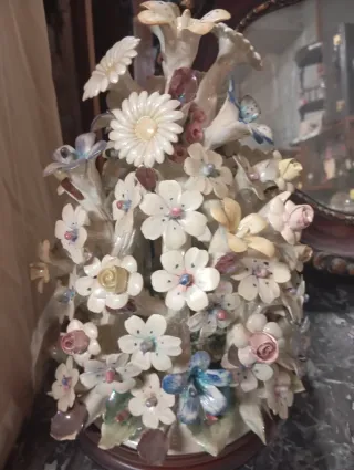 Soprammobile floreale in ceramica