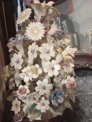 Soprammobile floreale in ceramica