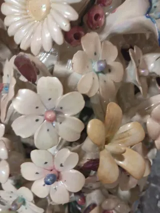 Soprammobile floreale in ceramica