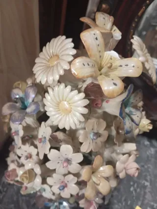 Soprammobile floreale in ceramica