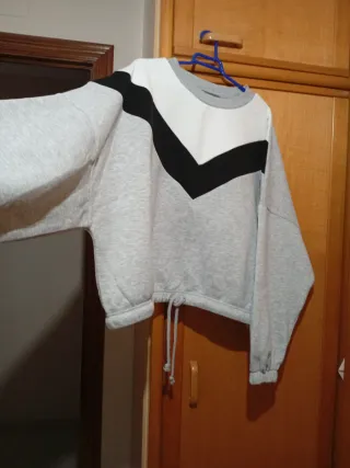 Sudadera gris y blanca con cordón