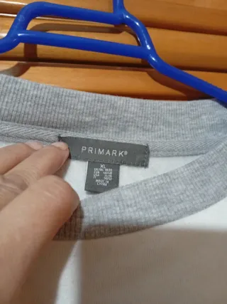 Sudadera gris y blanca con cordón