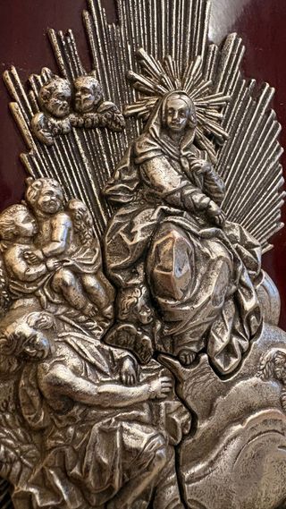 Relieve metal plateado Asunción Virgen