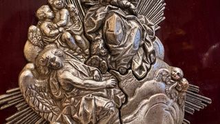 Relieve metal plateado Asunción Virgen