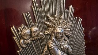 Relieve metal plateado Asunción Virgen