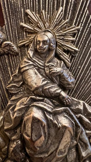 Relieve metal plateado Asunción Virgen