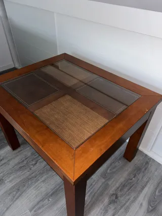 Mesas de madera maciza y cristal + 4 sillas mimbre