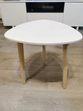 Mesa auxiliar triangular blanca