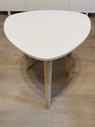Mesa auxiliar triangular blanca