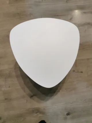 Mesa auxiliar triangular blanca