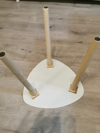 Mesa auxiliar triangular blanca