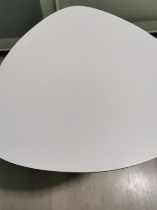 Mesa auxiliar triangular blanca