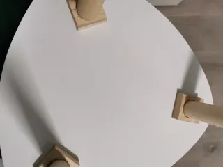 Mesa auxiliar triangular blanca