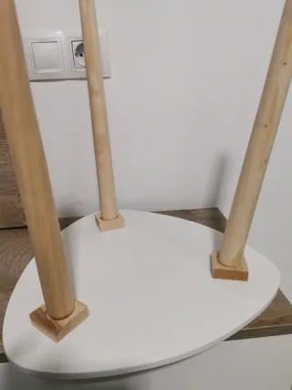 Mesa auxiliar triangular blanca