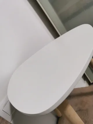 Mesa auxiliar triangular blanca