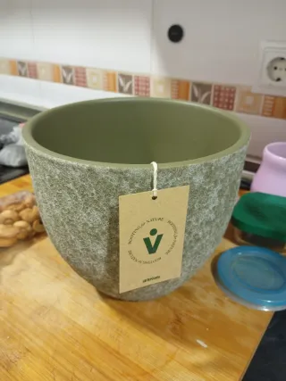 Macetero verde y gris de plástico