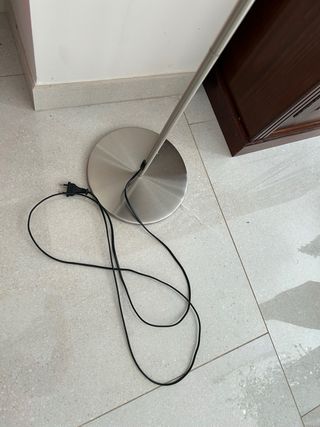 Lámpara de pie IKEA acero y pantalla hilo