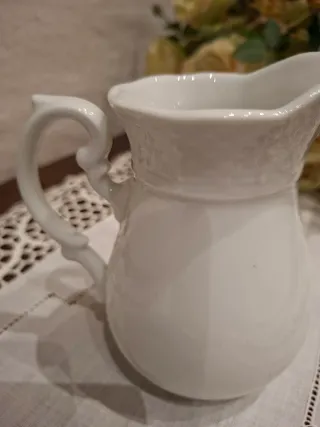 Lattiera Thun in porcellana bianca