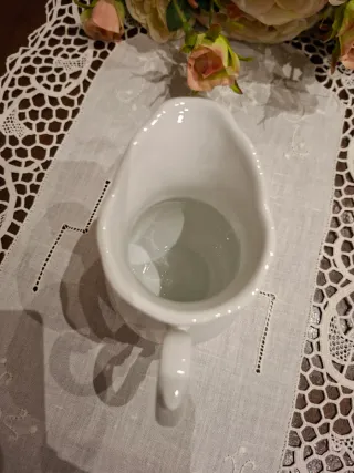 Lattiera Thun in porcellana bianca