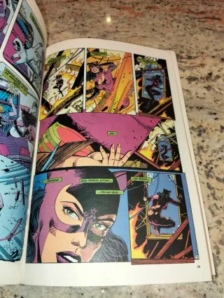 Comics de Flash, Wonder Woman y Catwoman.