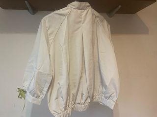 Chubasquero corto beige con media manga.