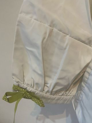 Chubasquero corto beige con media manga.