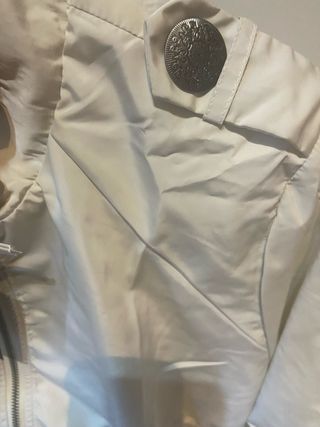 Chubasquero corto beige con media manga.