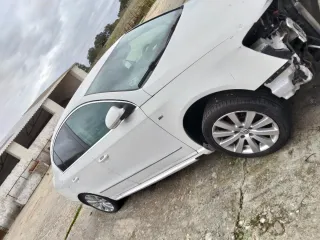Coche Volkswagen Passat accidentado