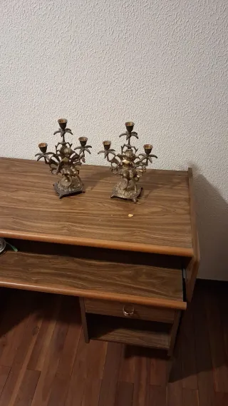 Conjunto reloj y  dos candelabros de bronce