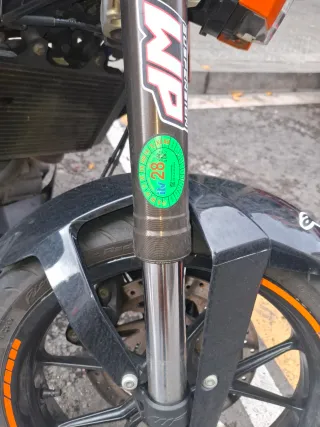 Moto Naranja KTM Duke 125