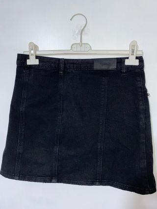 Falda vaquera negra con perlas